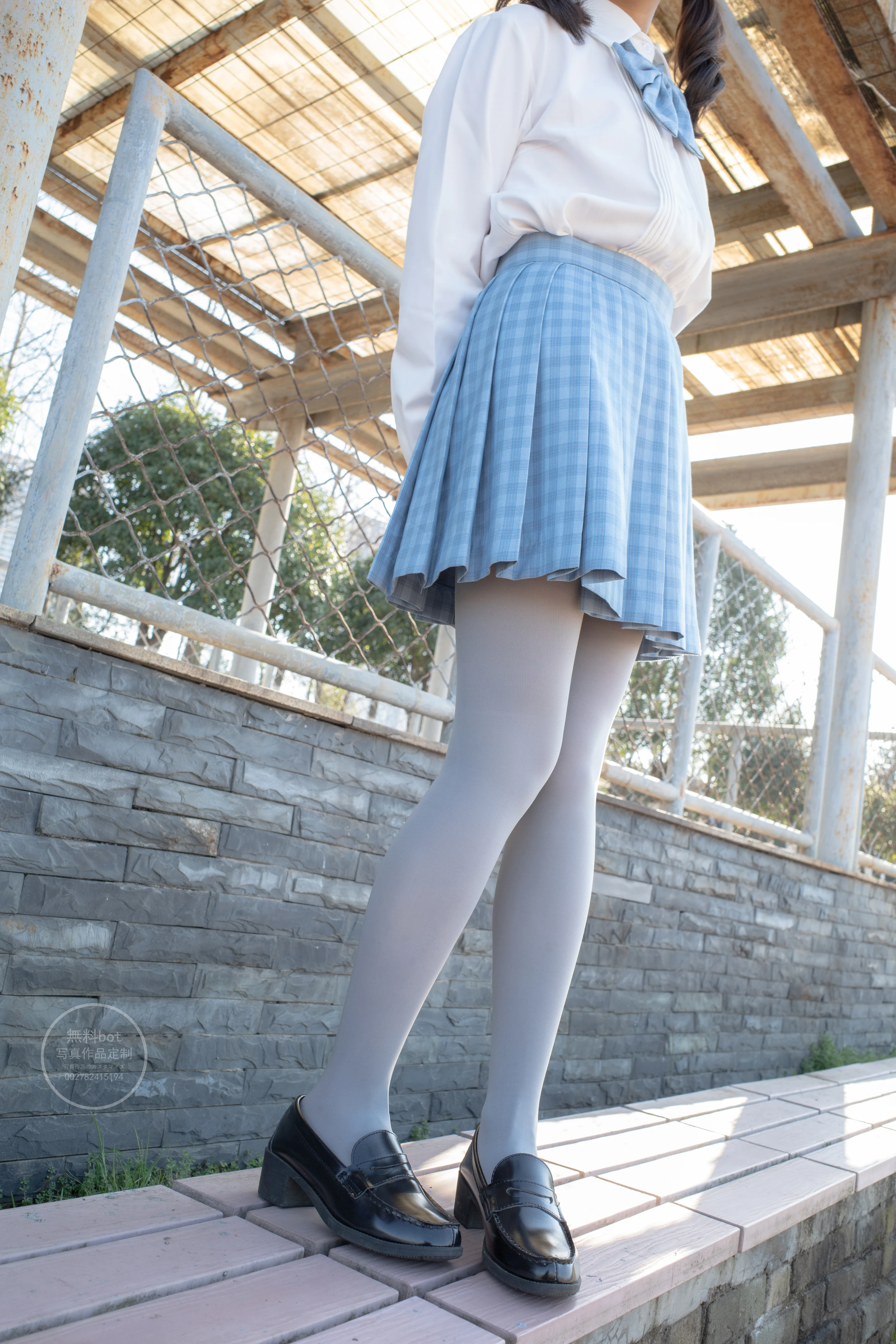 森萝财团 有料 NO.030 小香 户外公园里的JK制服灰丝美腿 [100P]插图5